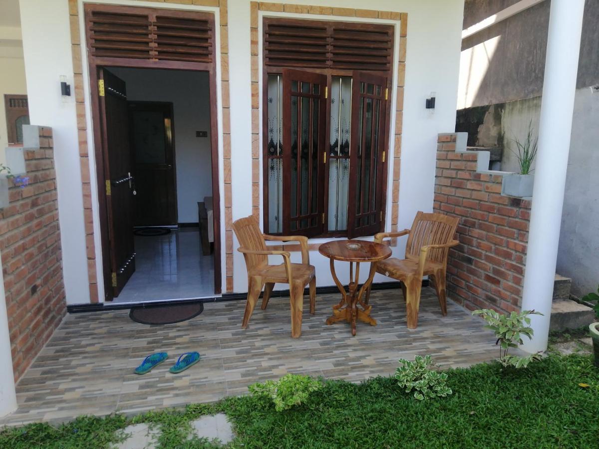 Flip Flop Inn Mirissa Exterior foto
